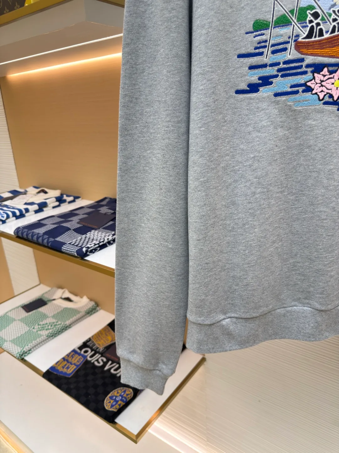 LOUIS VUITTON fishing embroidered round neck sweatshirt ●Authentic product: purchased and developed by 11599 ●Item number: 1680323-B15 ●Fabric: pure cotton fish scale base fabric ●Technology: embroidery production ●Version: fitted version ●Weight: about 625 grams ●Size: XS-S-M-L ●Description: The fabric is made of 16S double yarn + 10S fish scale bottom brushed fabric, 380g, with 21S double yarn rib fabric, 470g. The terry terry sweatshirt is composed of a veil, binding yarn and base yarn. Taking into account both breathability and comfort, the overall design is light, comfortable and has a good silhouette. It is characterized by soft feel, solid texture, and excellent extensibility, elasticity, wrinkle resistance, and moisture absorption. The unique suede effect increases the softness and elasticity of the printing surface, and also makes the colors more vivid and layered. Drying and fixing are done through processes such as specific heating or UV curing. Make sure that the foaming pulp is tightly combined with the fabric to form a strong and elastic film. Enhance the tactility and volume of patterns, especially suitable for expressing elements such as branches, borders, letters, etc. Fix cotton rope, hemp rope or ribbon on the fabric and form rough three-dimensional lines by winding, knotting or sewing, suitable for outlining outlines or filling geometric areas. It adopts a loose design, whether it is the shoulders, chest or length, it is made to extend the version design. The collar, cuffs, hem and other parts are all made of exquisite sewing technology, making the sweatshirt more three-dimensional and textured. At the same time, the cut of the body has been carefully adjusted to ensure a good fit without being tight. The overall wiring is straight and delicate, the fabric is comfortable and soft, and the color is consistent without color difference. It can be matched with the same style to create a fashionable look and control various occasions. Customized accessories, complete with three standards, same style for men and women!